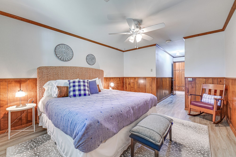 Home w/ Lake Texoma View, Game Room & Bar