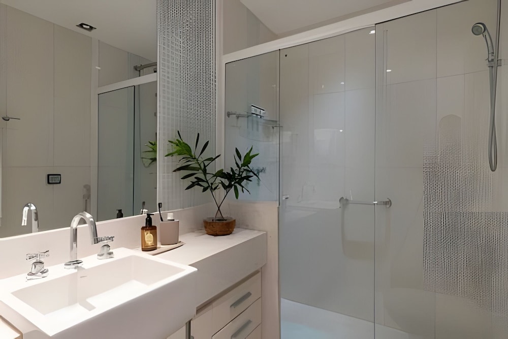 Copacabana – Av. Atlântica | 4 quartos, Vista Mar, 1 min praia de Copacabana - por Casapē Rio