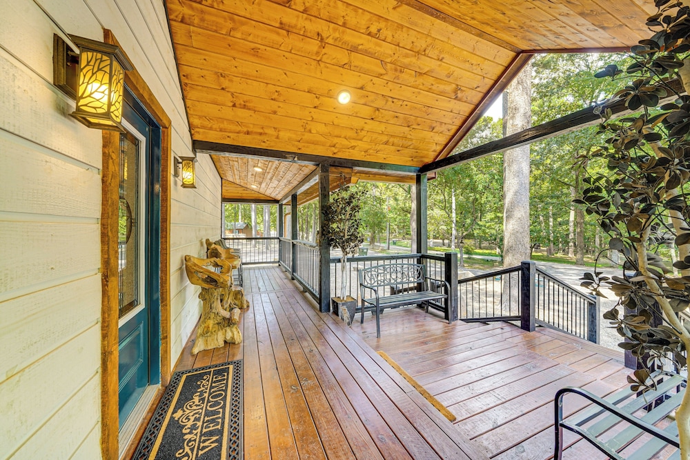 Hike, Fish & Unwind: Cabin w/ Yard in Broken Bow!