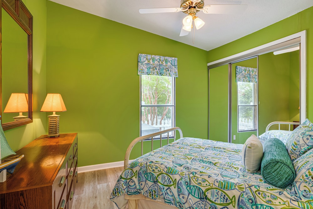 Harkers Island Getaway w/ Deck: Near Cape Lookout!