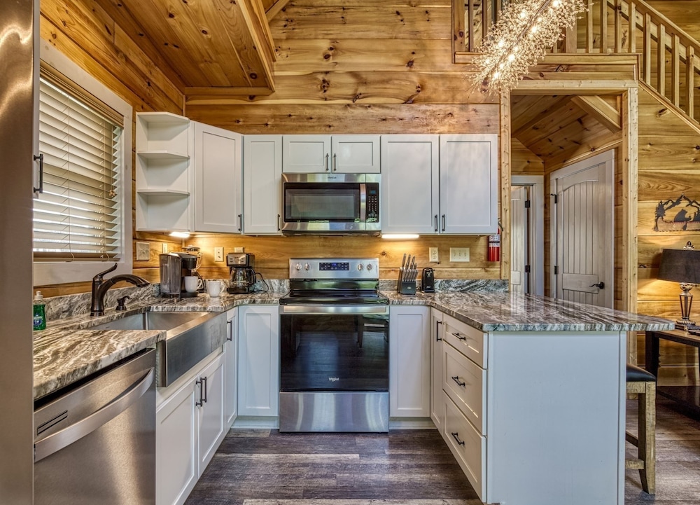 Ern824 - Best Days - Great Location! Close To Town! 2 Bedroom Cabin by RedAwning view 3