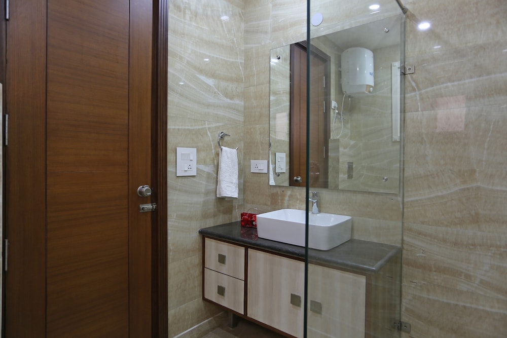 OYO TOWNHOUSE 460 H C Grand