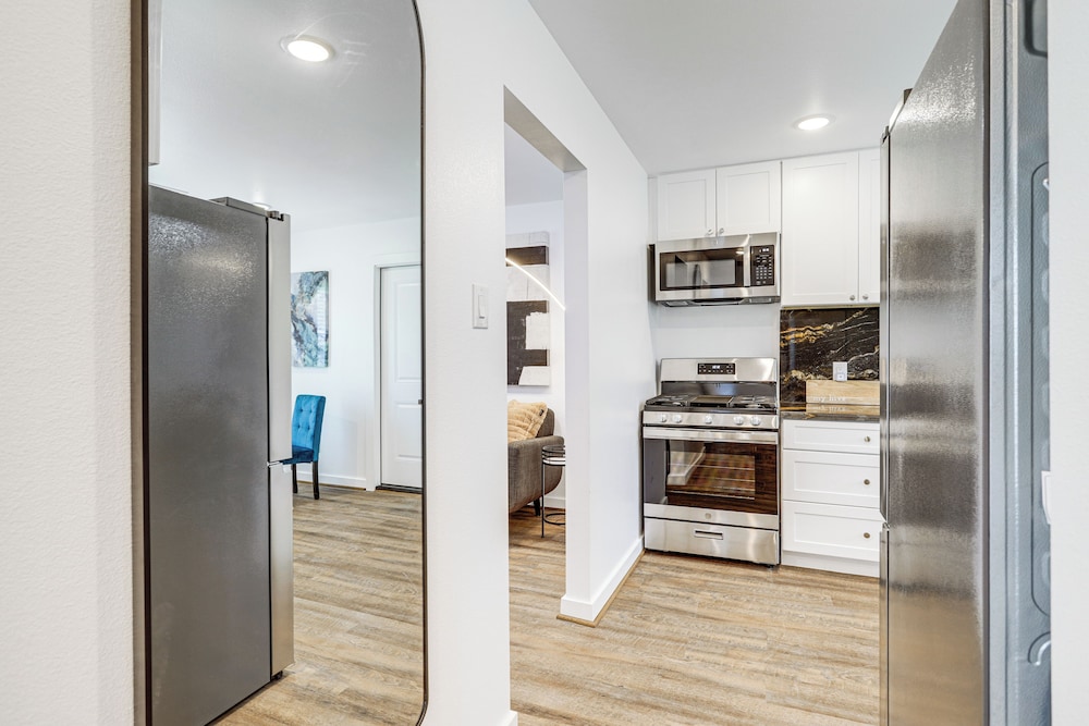 6 Mi to Dtwn: Sleek Houston Retreat!