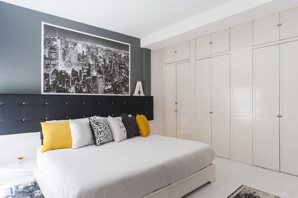 Black & White Apartment photo 3