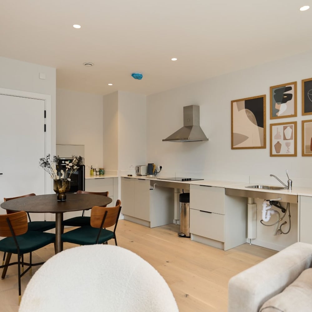 The Brondesbury Escape - Cosy 1bdr Flat With Balcony Parking