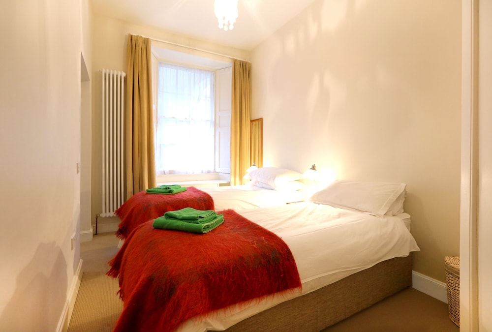 Fantastic Edinburgh Apartment view 3