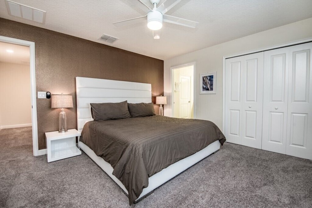Stylish 4 Bed 3 Ba Pool Home view 4