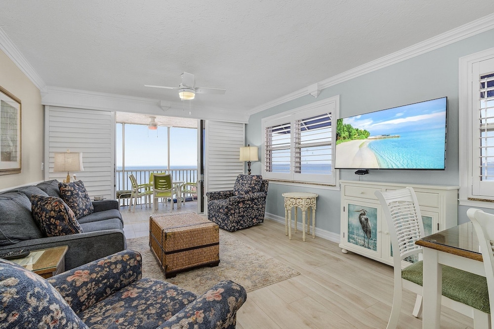 Beach Villas 706 Top-floor Condo W/ Gulf Views, Pool 2 Bedroom Condo