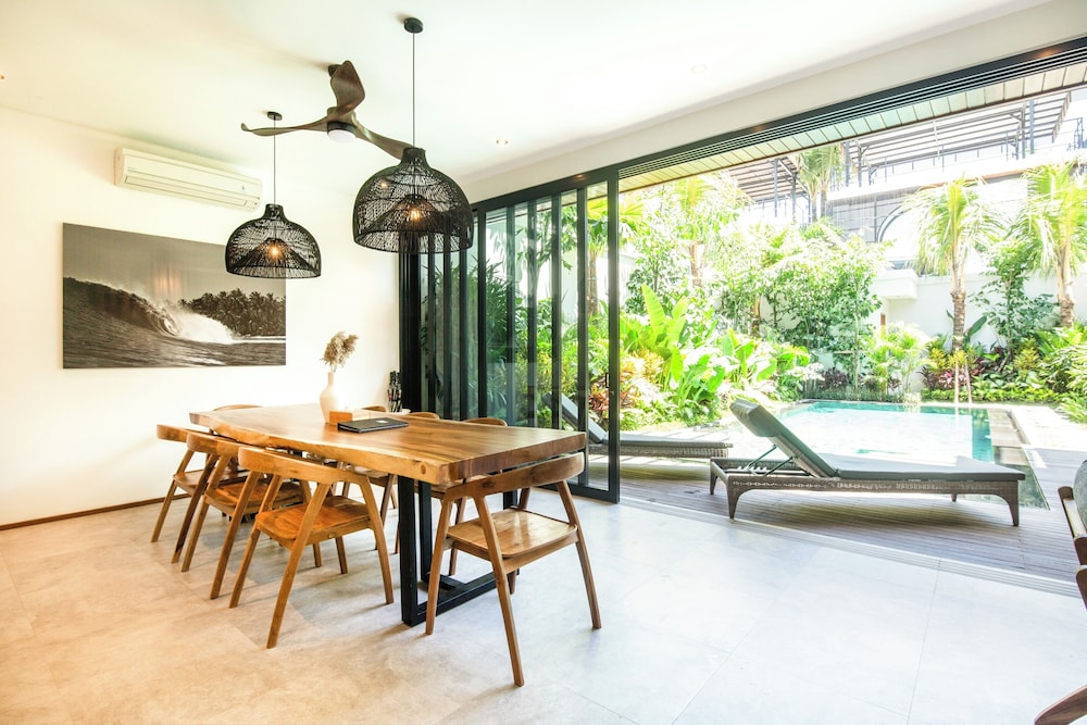 Seaside Escape: 4BR Villa, 190m to Canggu Beach