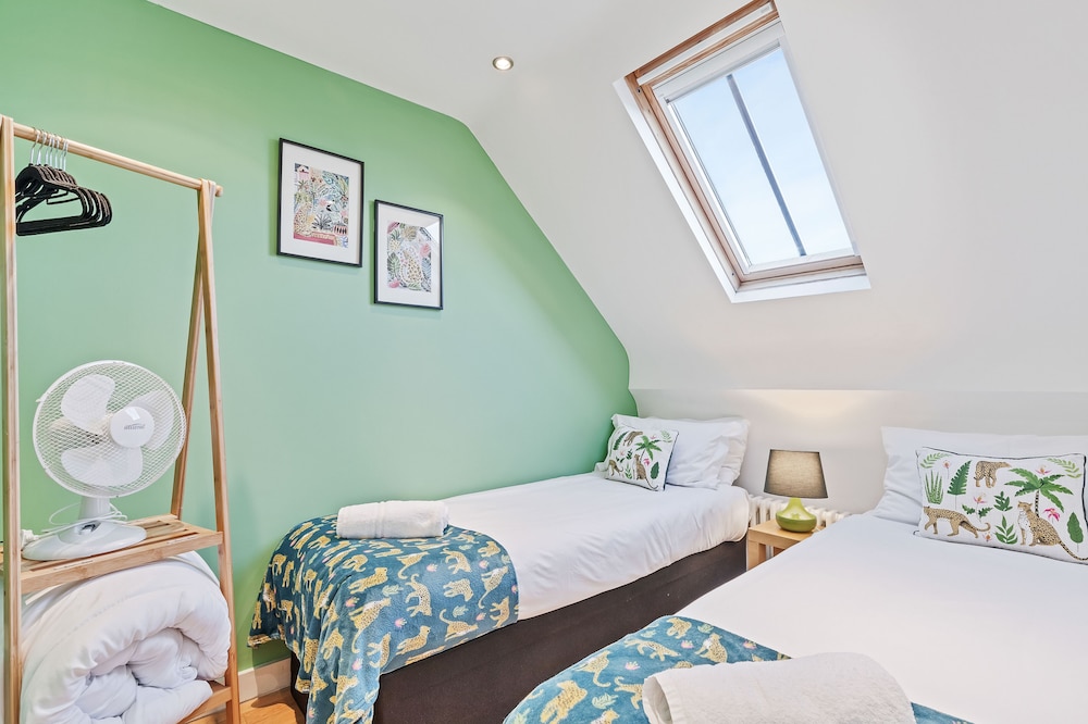 Majestic Mews Apartment with Free Parking | By My Getaways