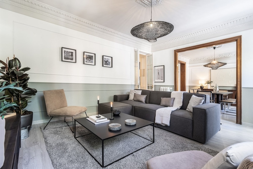Zambrano - 4 Bedrooms and Office in Trafalgar