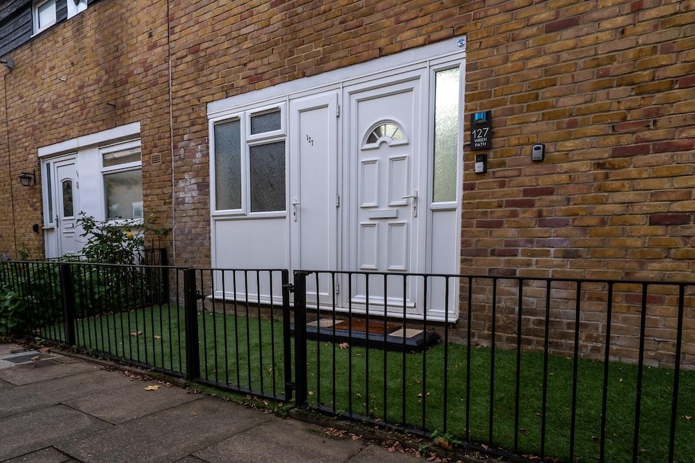 Charming 2 Bedroom Luxurious Home in Thamesmead South East London