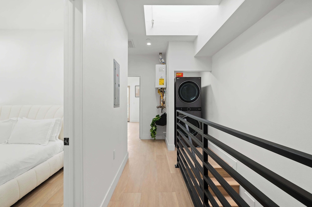 Not Affected by the Fire/modern Spacious Home With Parking & Fully Equipped Kitchen #3