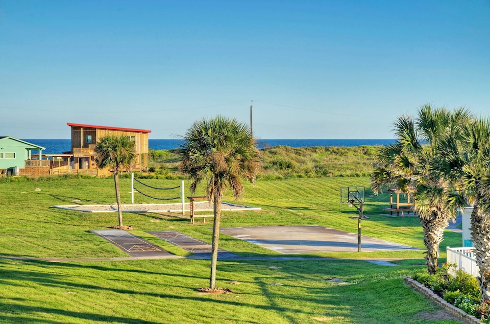 Steps to Sandfest 2 Condos in Beachfront Complex w/ Pool, Pickleball/tennis