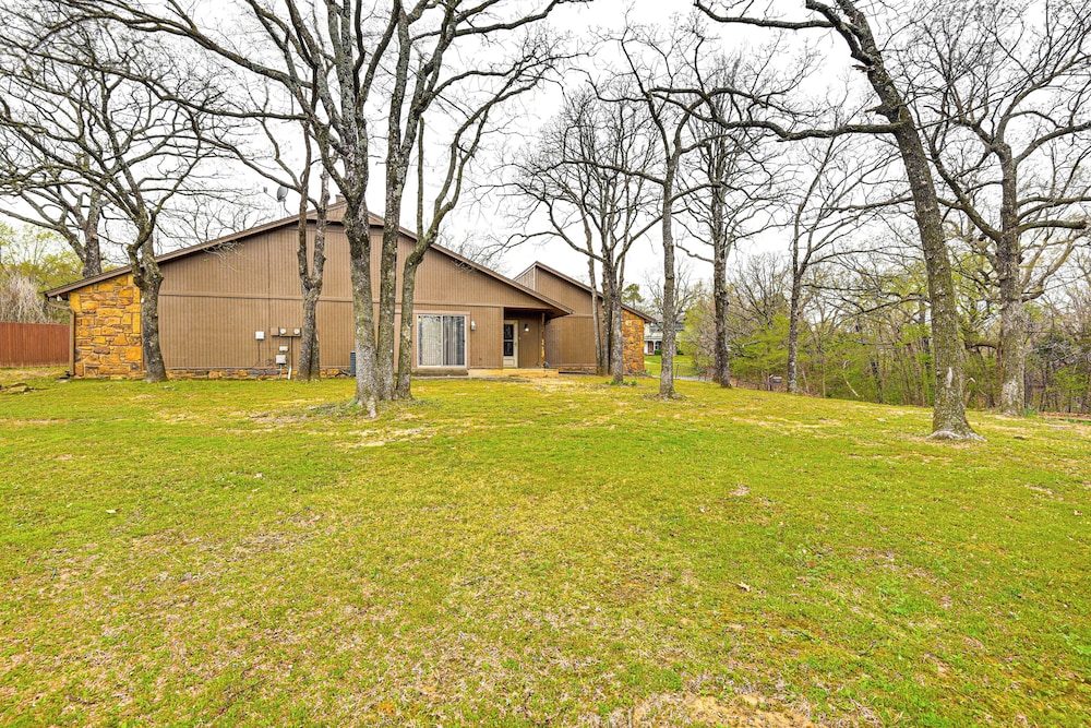 3 Mi to Downtown Tulsa: Cozy Retreat!