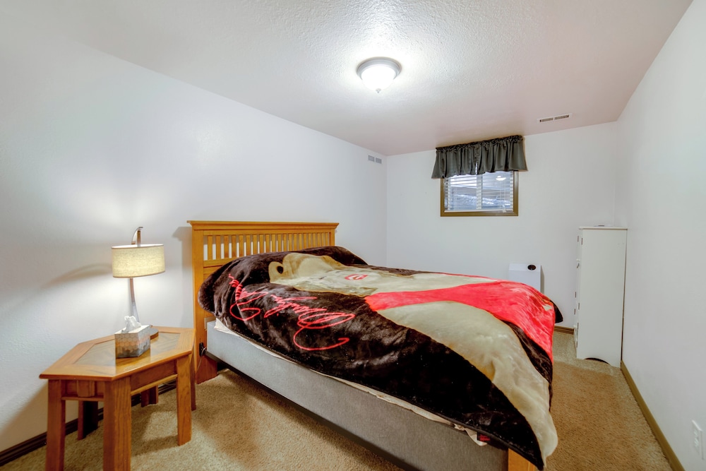 Mtn-view Oasis w/ Pool Access in Garden Valley