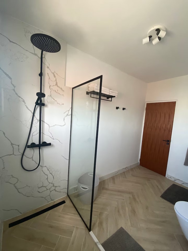 Palm Beach Vacaysuites - Coconut Suite - Top Floor