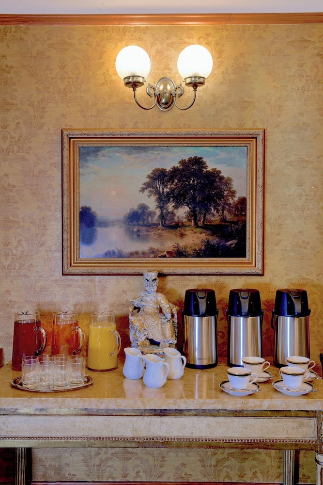 The Charles Pacific Grove - Artfully Designed Inclusive Inn