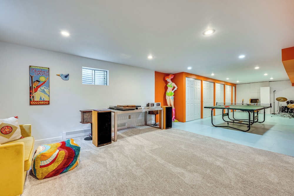 Mtn-view Home w/ Pickleball Court in Louisville!