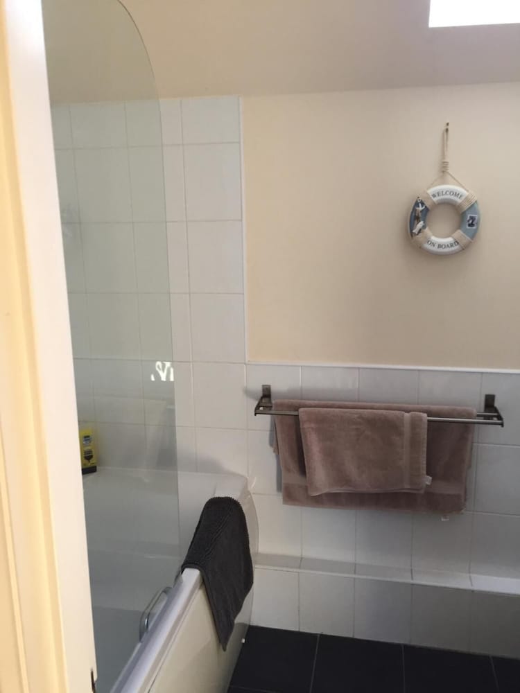 7 Varis Apartments