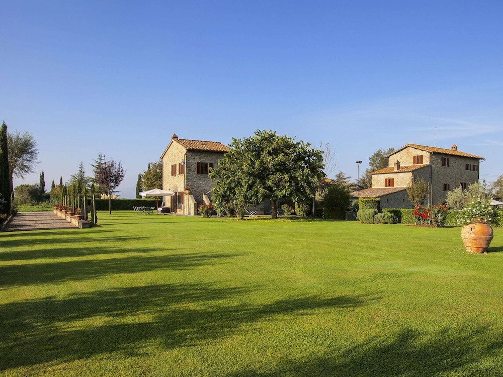 Agriturismo near Cortona with Spacious Garden & Swimming Pool
