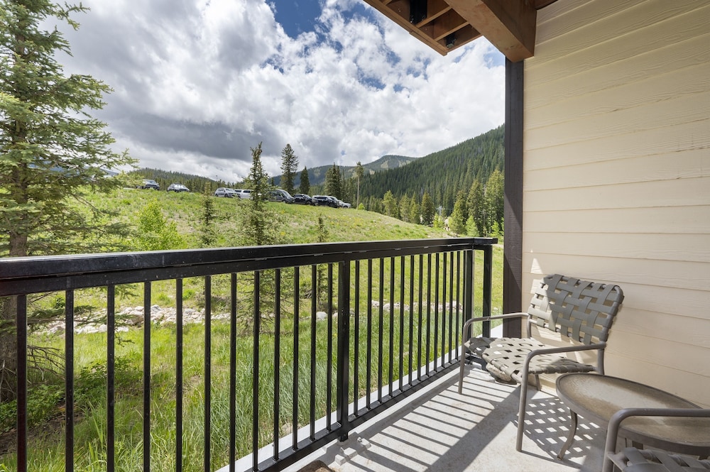 Founders Pointe 1 bedroom Condo by RedAwning