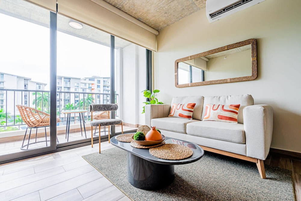 w Modern 2BR w Great Deco in Centriqo