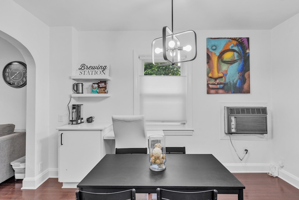Cozy Getaway Quiet Neighborhood Near Dt 2 Bedroom Townhouse