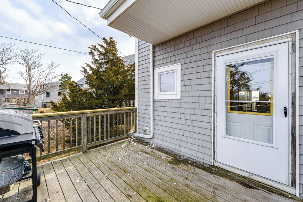 Marshfield Home w/ 4 Decks & Private Beach Access!