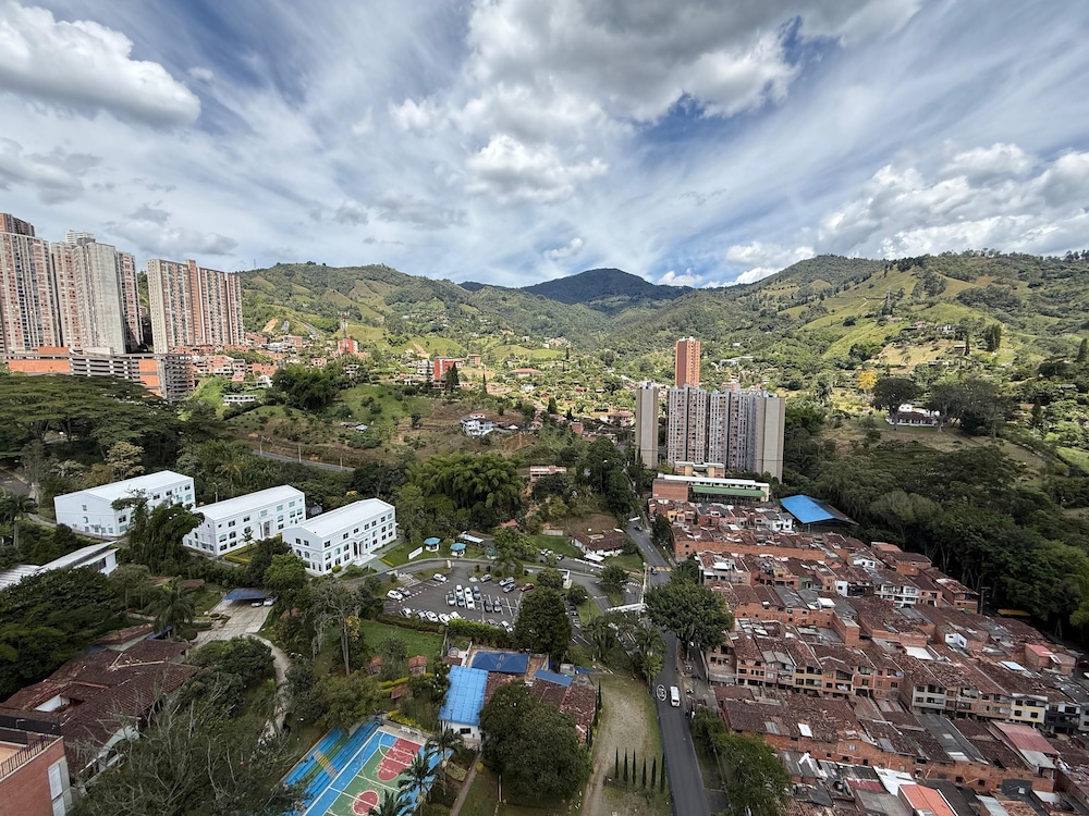 Mountain View, Pool & Gym (2506)