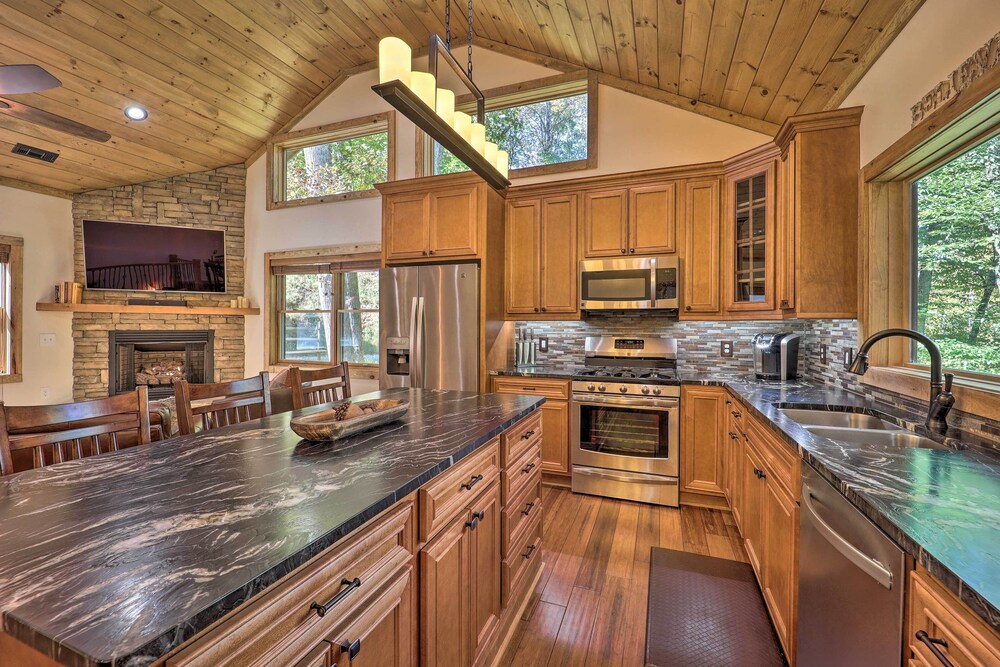 Treetop Cabin w/ Hot Tub, Near Appalachian Ski