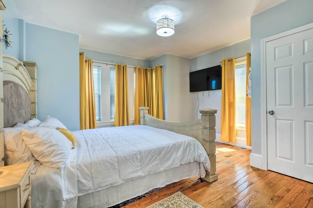 Downtown Brockton Apt < 1 Mi to Local Dining