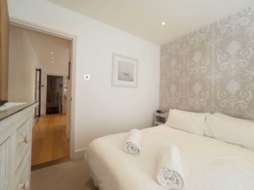 Sail Away - 2-Bed Apartment by the Beach view 2