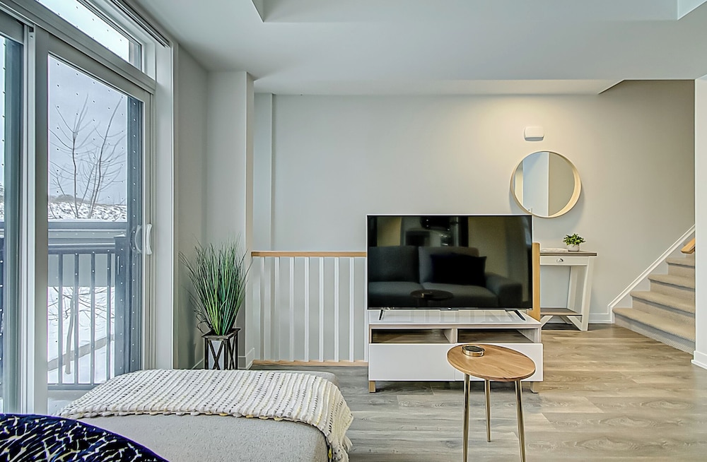 Modern 3BR Retreat Near Yorkdale Mall