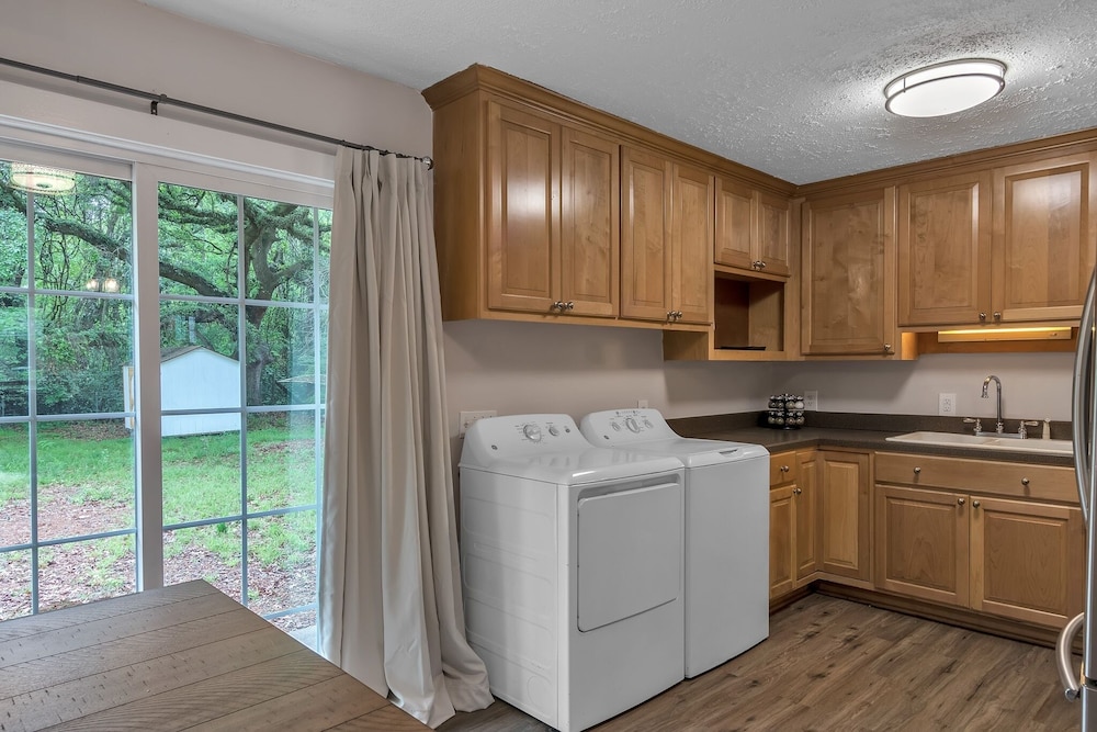 Cozy And Peaceful - Great Outdoor Space 3 Bedroom Home by Redawning view 5