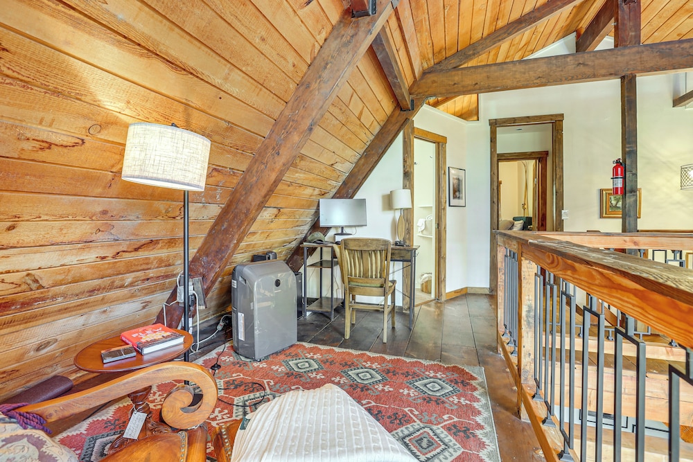 3 Mi to Lake Arrowhead Village: Dog-friendly Cabin
