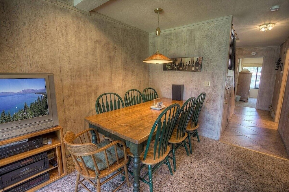 Lake Tahoe Vacations - Hawks View 3 Bedroom Home by RedAwning - Property Image 4