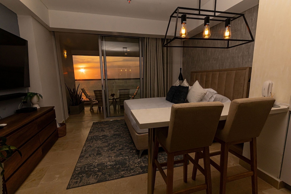 Condominio exclusivo nuevo frente al mar