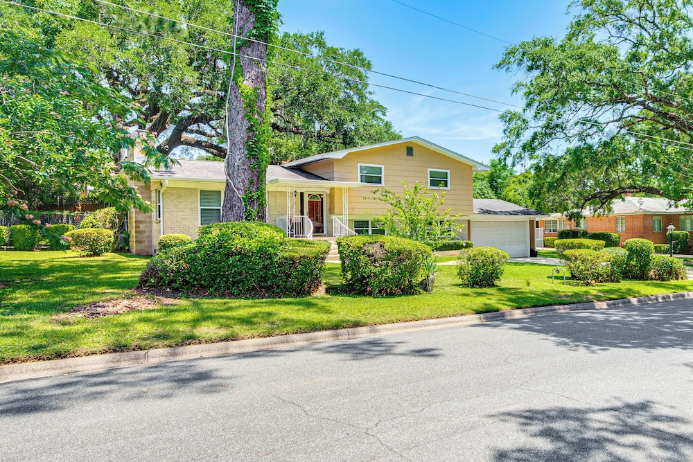 2 Mi to FSU & Famu: Home w/ Spacious Deck!