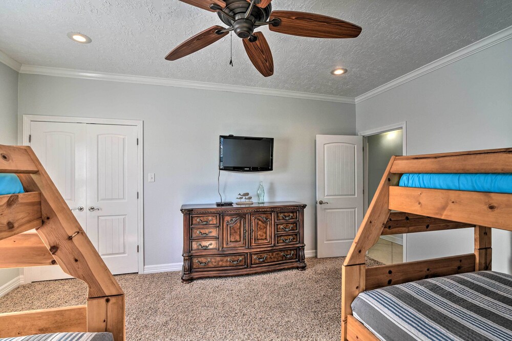 Walk to Shore: Crystal Beach Family Home w/ Deck! view 2