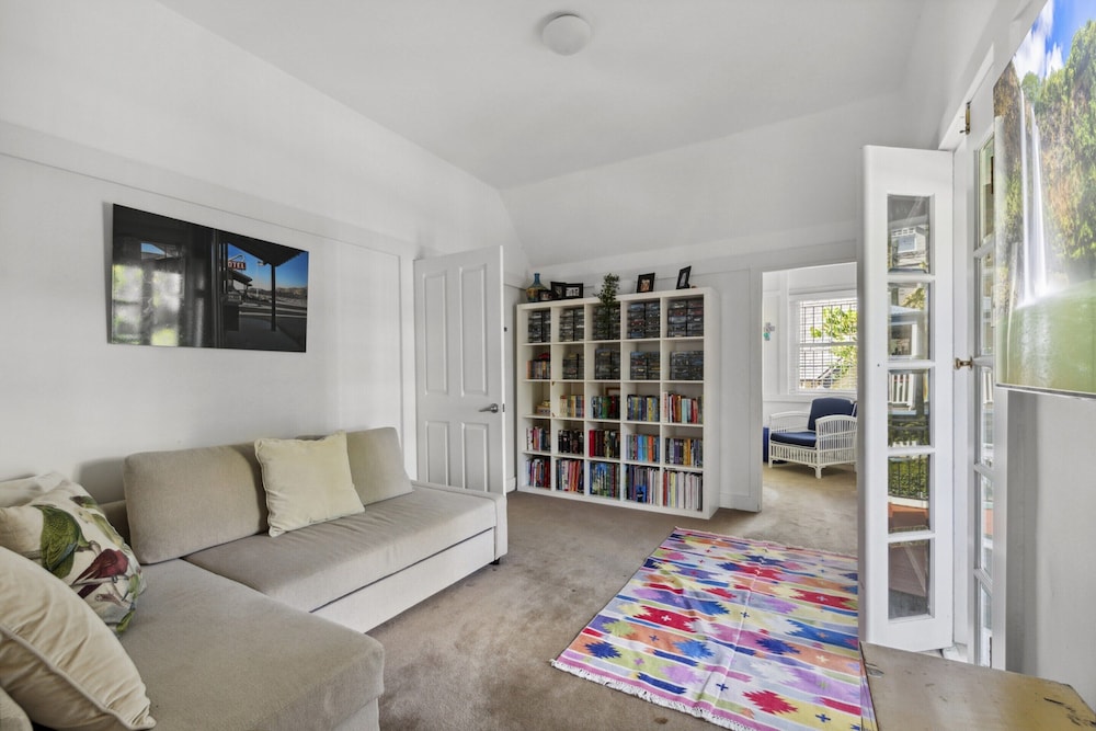 Poolside Stay - Close to Taronga Zoo & Luna Park
