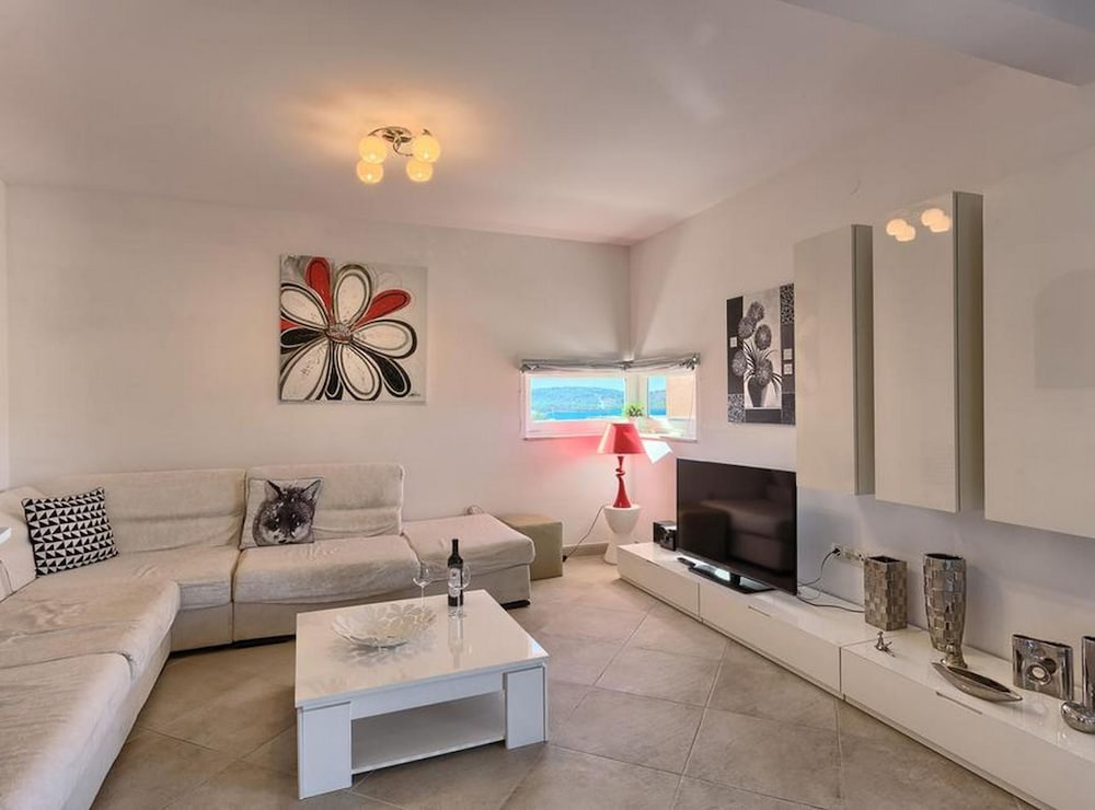 Luxury Apartment Okrug Gornji With Sea View and Pool