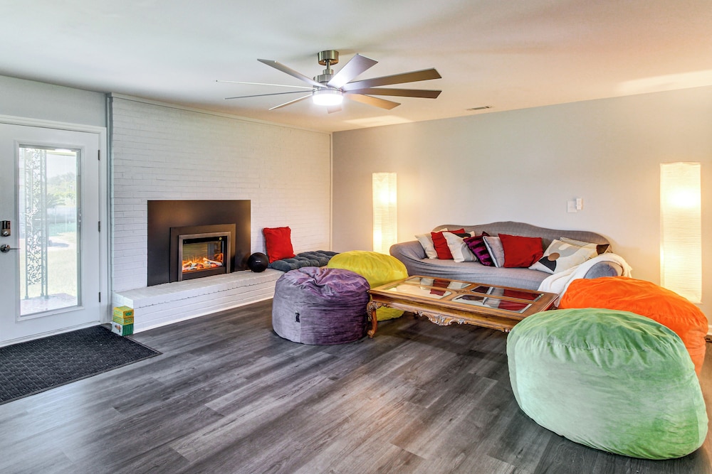 Group-friendly Home w/ Game Room in Albany!