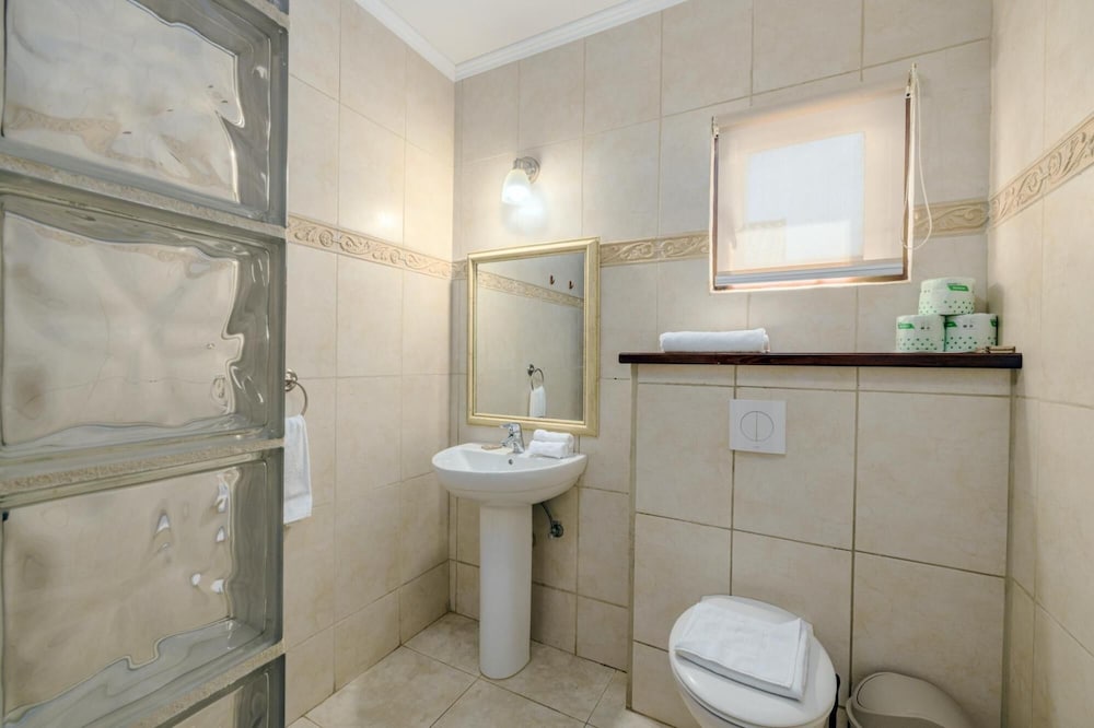 4BR Villa Short Walk to Beach in Amazing Location