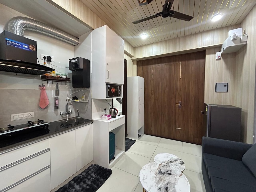 Spacious 1bhk for 6 Guests King & Sofa Beds Zirakpur,chandigarh,mohali,tricity
