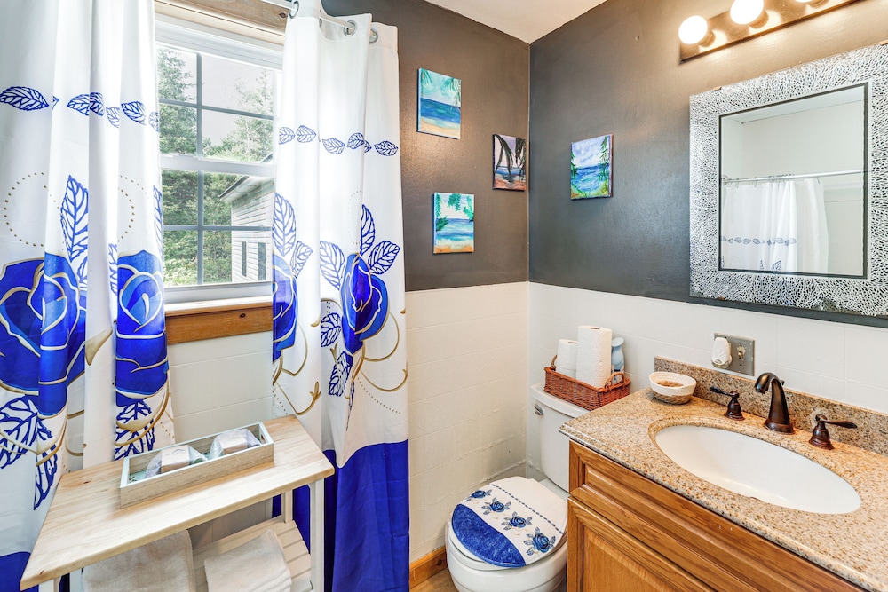 Family-friendly Home w/ Furnish Patio in Crystal!