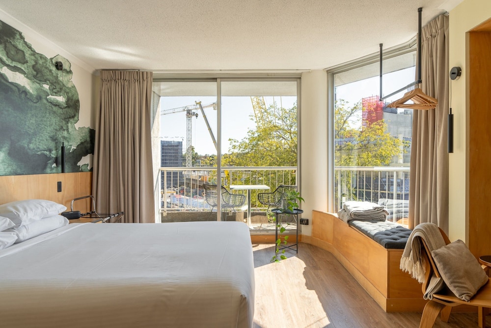 Quirky CBD 1-bed With Pool, Sauna and Balcony