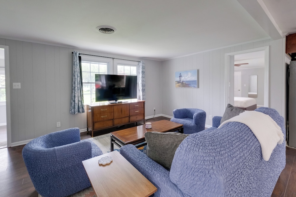 Fish, Relax & Enjoy Lake Views: Colonial Beach Gem