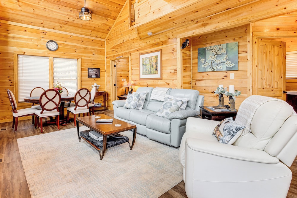 8 Mi to Dollywood: Cabin w/ Hot Tub & Decks!