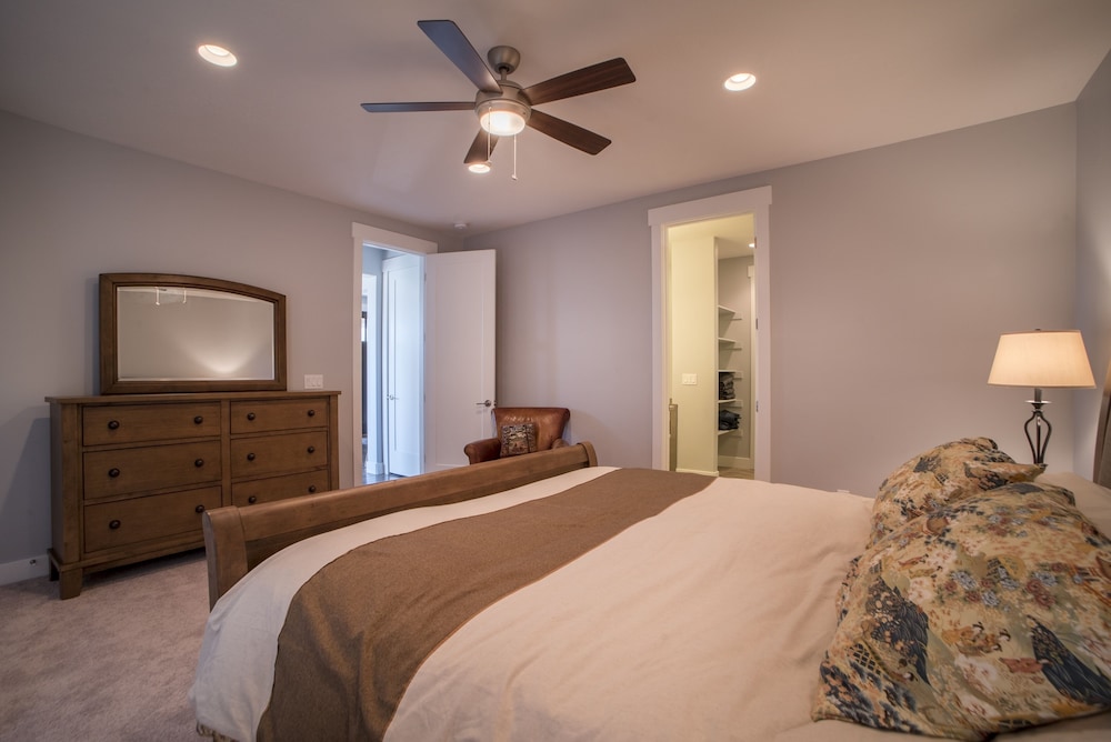 Family Vacation~crater Hot Spring, Tubing & Ice Skating~kanton 3 Bedroom Apts by RedAwning view 5